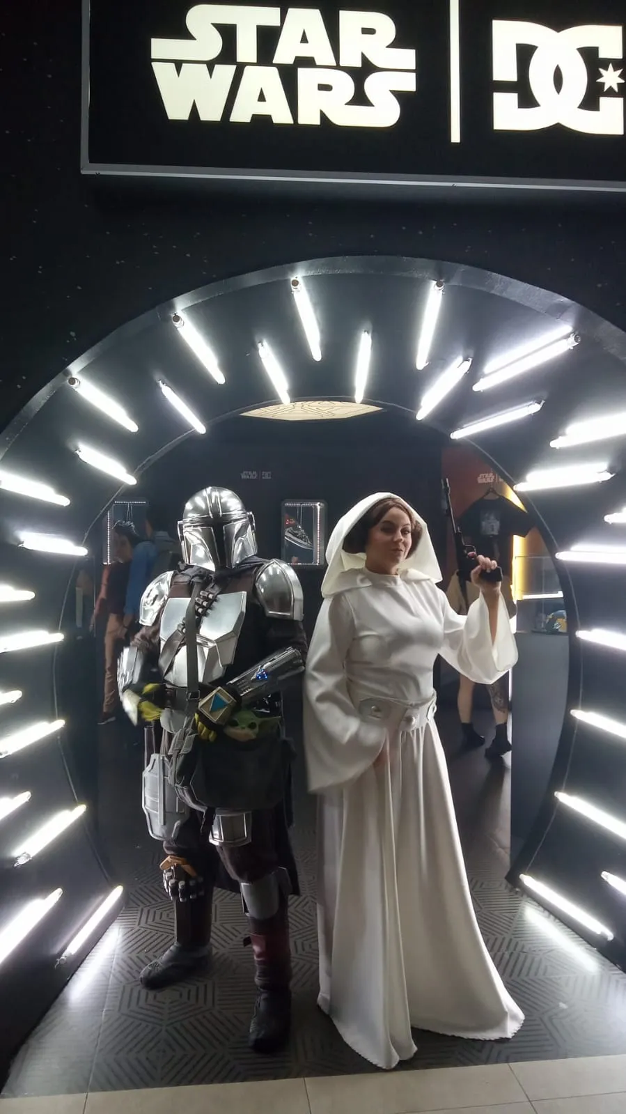 Mandaloriano e Leia em luta