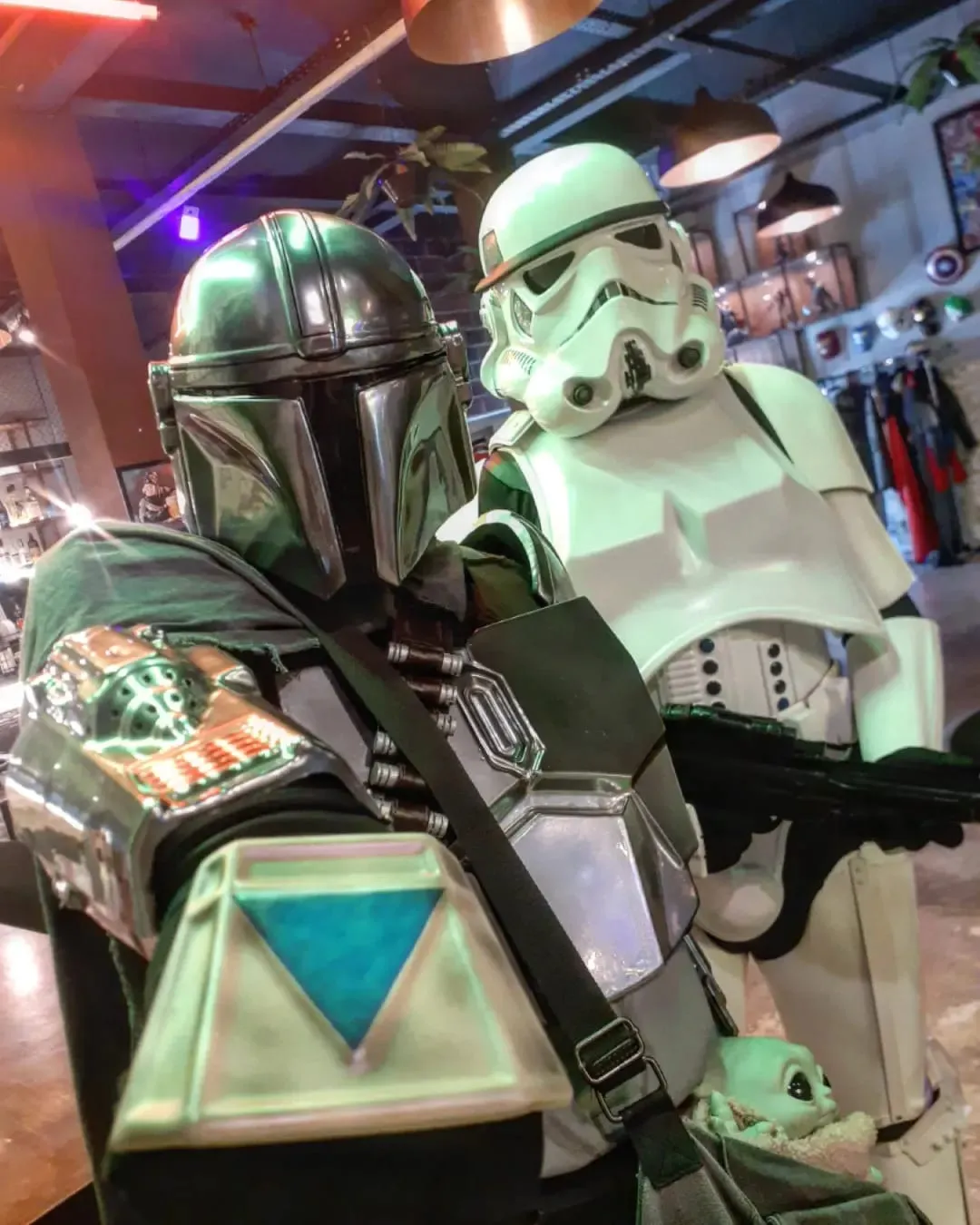 Mandaloriano e Stormtrooper em luta